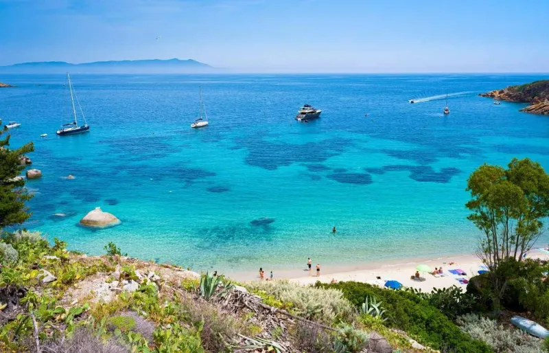 La plage de Cala delle Cannelle sur l'île de Giglio en Toscane.