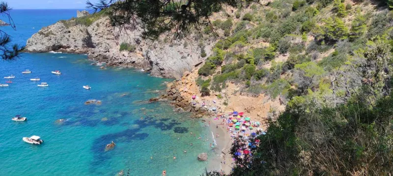 La plage de Cala del Gesso est réputée pour ses eaux turquoise.