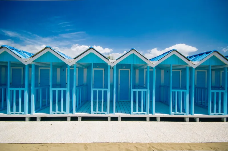 Les cabines bleues de la plage de Forte dei Marmi en Toscane.
