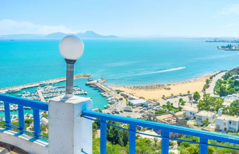 Une vue aérienne de la plage de Sidi Bou Saïd, en Tunisie.