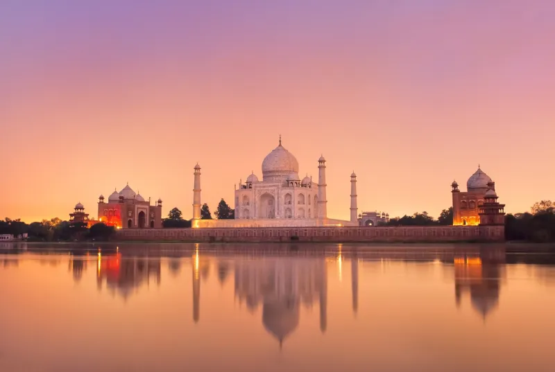 Le Taj Mahal au coucher du soleil depuis la rive nord de la Yamuna.