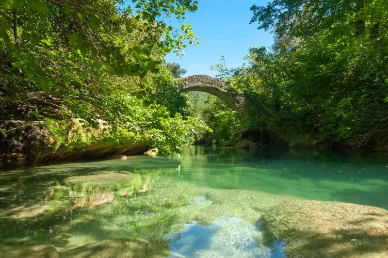 Le pont des Tuves enjambe les eaux turquoise de la Siagne et offre un décor idyllique.