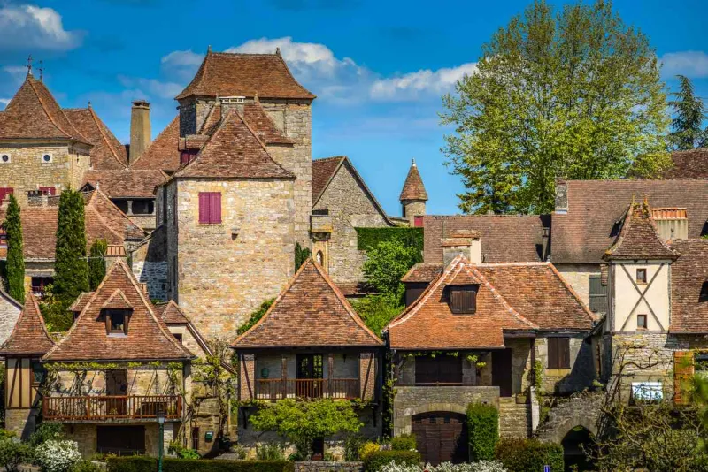 Perché sur un éperon rocheux dans le Quercy, Loubressac est classé parmi les plus beaux villages de France.