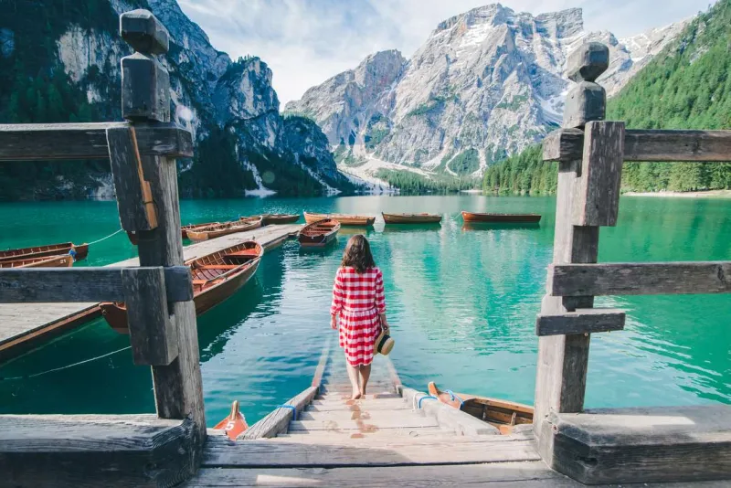 Le Lago di Braies dans les Dolomites est une randonnée accessible à tous.