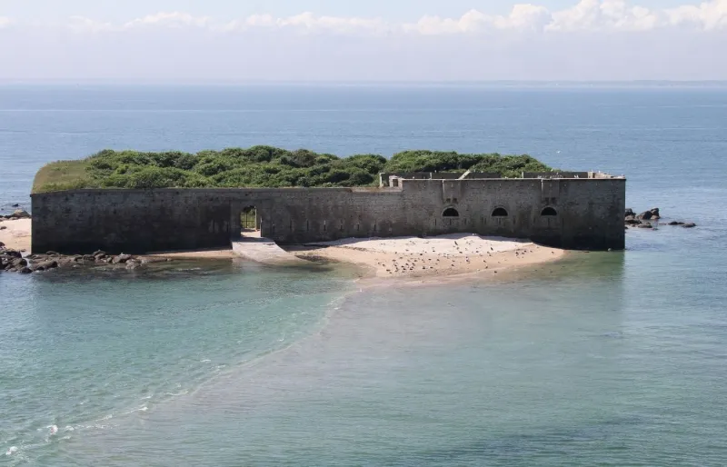 Peu connue, l’île de Tatihou dévoile un subtil mélange de nature préservée et de patrimoine, dominée par sa citadelle Vauban.