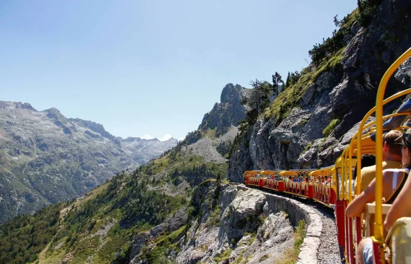 Le Train Jaune traverse gorges et plateaux dans l’un des parcours ferroviaires les plus spectaculaires de France.