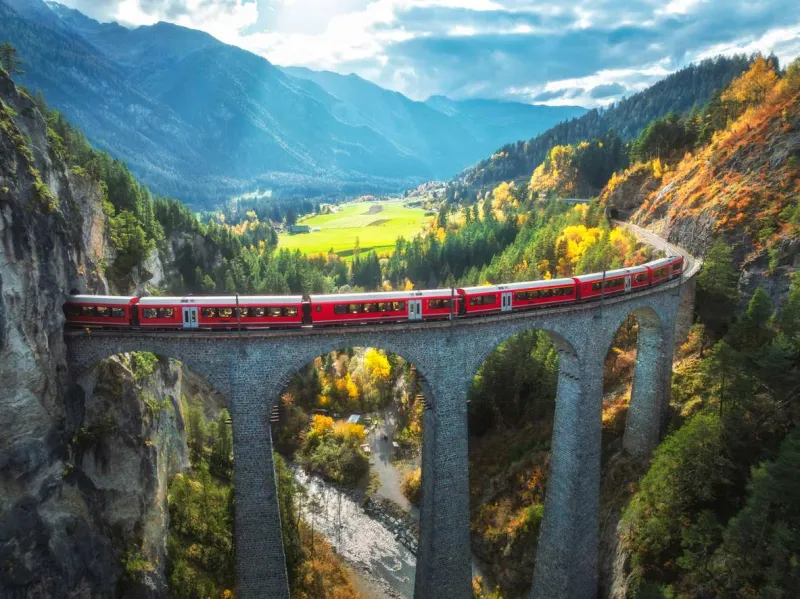 Le Bernina Express traverse l'impressionnant viaduc de Landwasser.