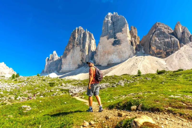 Le sentier des Tre Cime di Lavaredo dans les Dolomites.