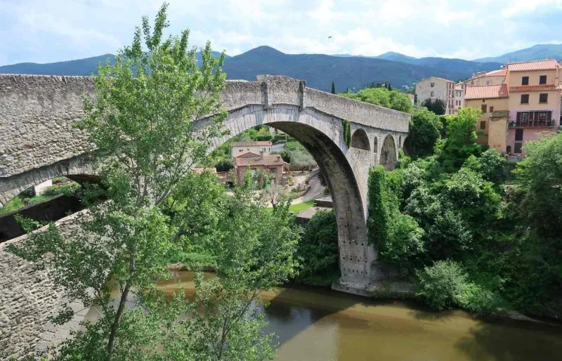 Le pont du Diable dans le village de Céret, l'un des plus emblématiques de la vallée du Tech.