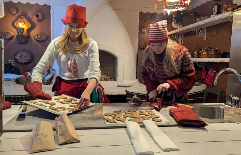 Confectionnez de délicieux biscuits de Noël dans le village des Elfes.