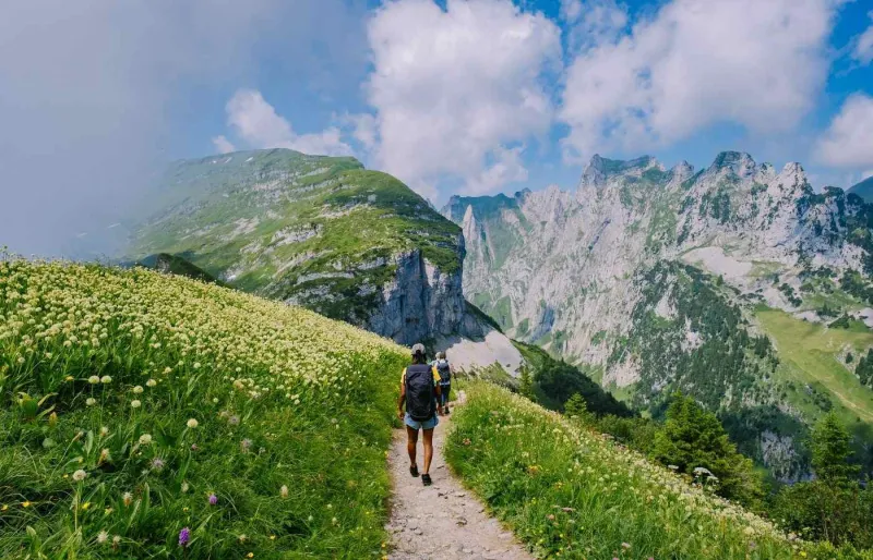 Randonneuse sur une crête au col de Saxerlücke dans l’Alpstein en Appenzell