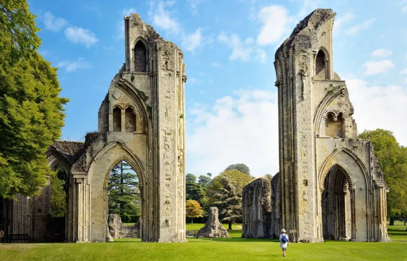 Glastonbury, lieu associé à l’île légendaire d’Avalon.