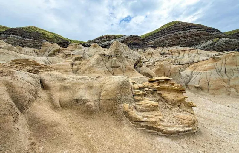 Paysage des Badlands de l’Alberta, sculpté par l’érosion