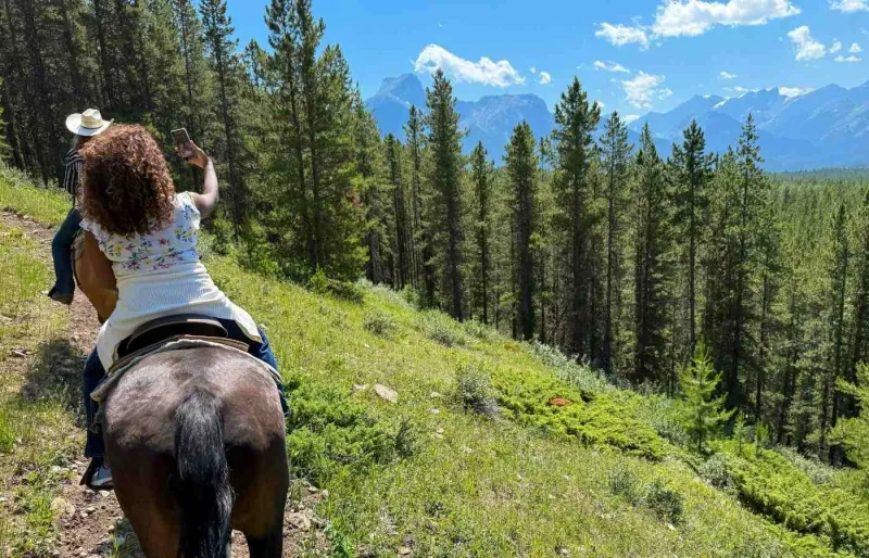 Balade à cheval dans la vallée de Kananaskis en Alberta.