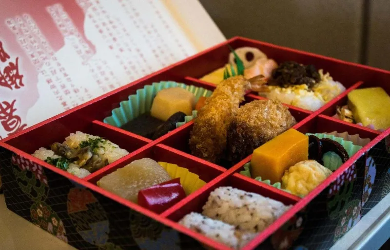 bentō japonais composé de riz, légumes et accompagnements variés