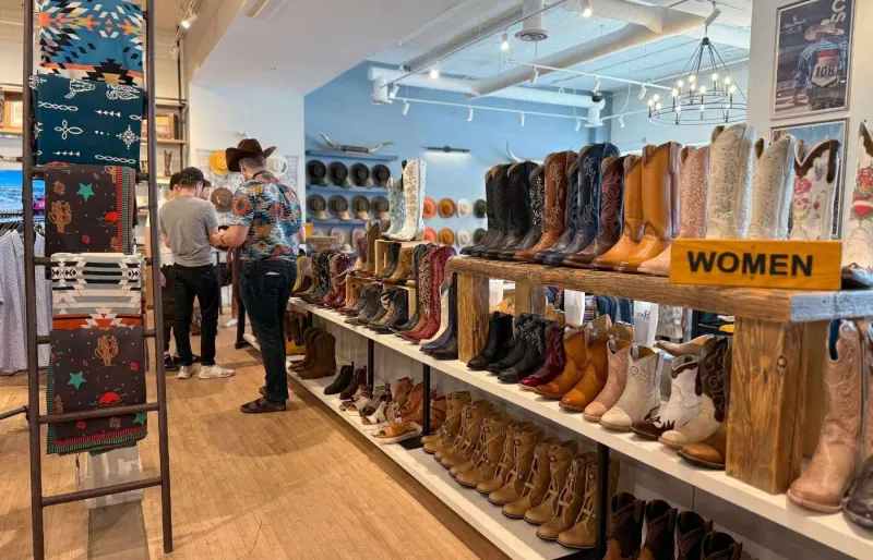 Bottes de cowboy artisanales exposées dans une boutique en Alberta, au Canada