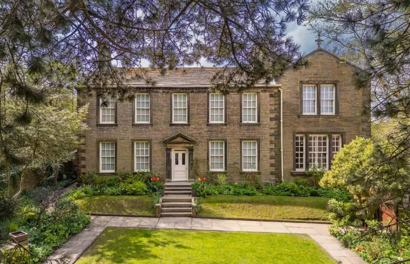 Façade du Brontë Parsonage Museum à Haworth, dans le Yorkshire