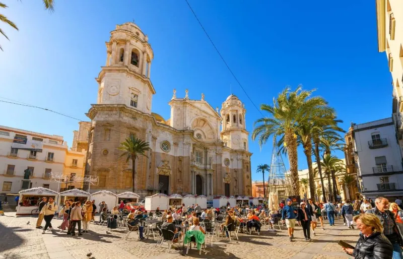 La Plaza Catedral de la Santa Cruz dans le centre ville de Cádiz