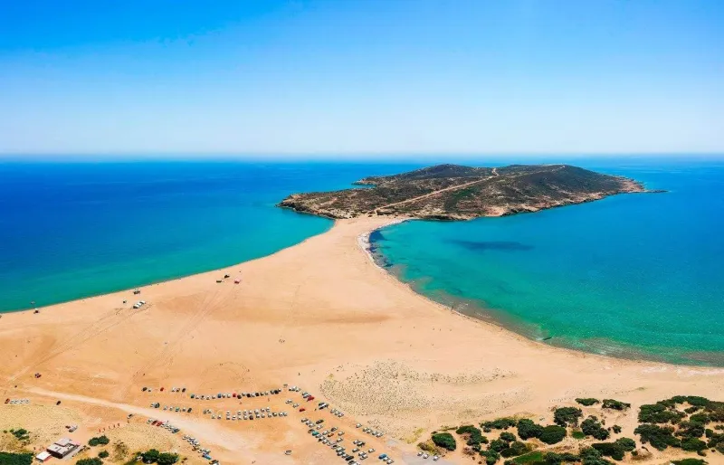 À l’extrême sud de Rhodes, le cap Prasonisi marque la rencontre de la mer Égée et de la mer Méditerranée.
