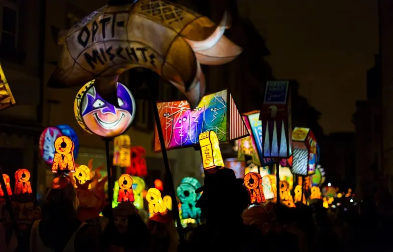 Le carnaval de Bâle est le plus atypique de Suisse, célèbre pour ses défilés nocturnes.