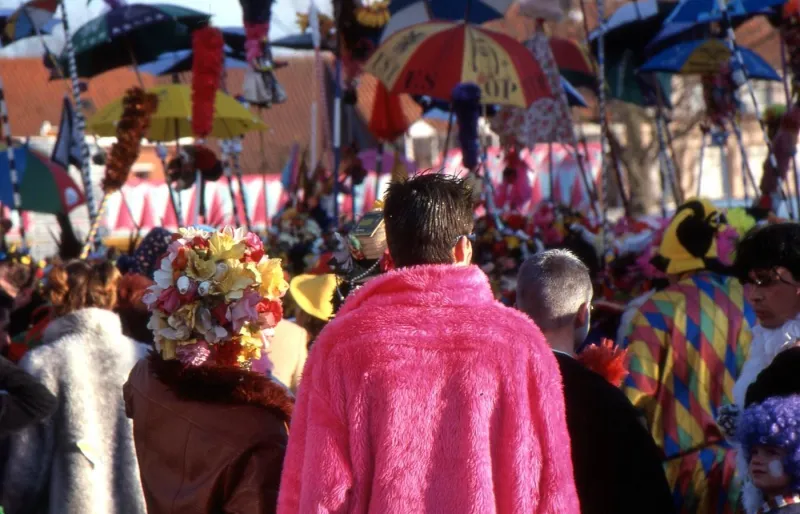 Au carnaval de Dunkerque, les bandes sont des défilés populaires et spontanés qui constituent le cœur de la fête.