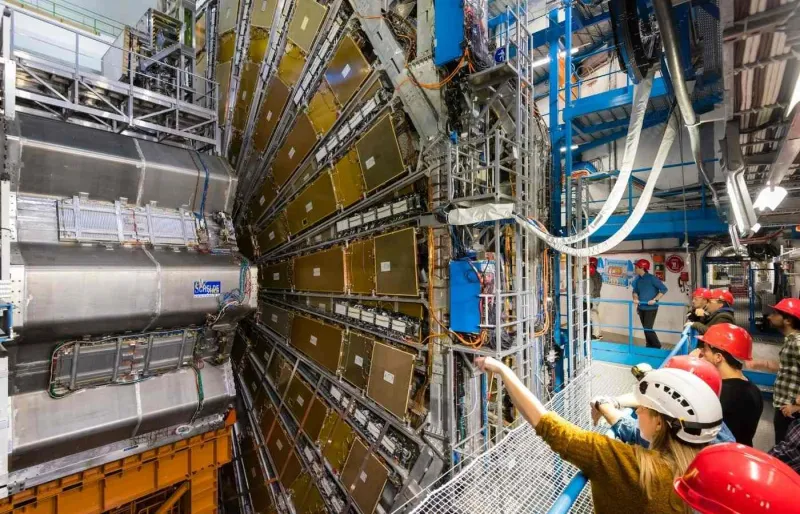 Visiteurs observant le détecteur de particules ATLAS du Grand collisionneur de hadrons au CERN à Genève