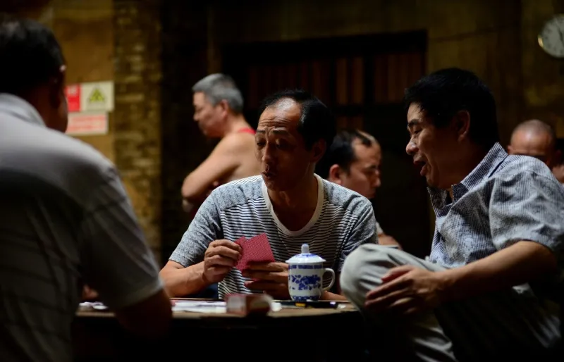 Joueurs de cartes dans un bar en Chine