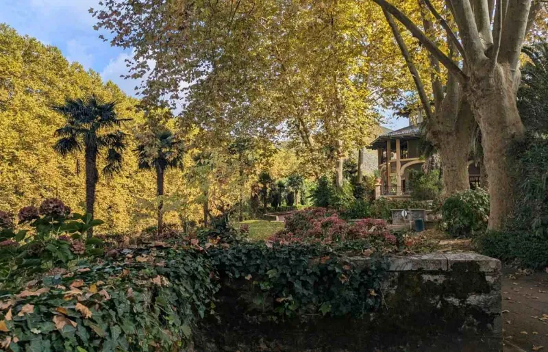 Le parc des Bains, le long de la Nive, à Combo-les-Bains.