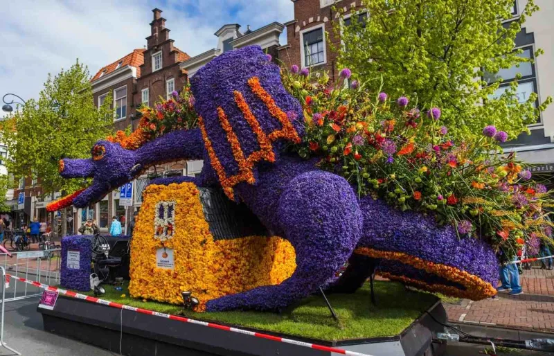 Char fleuri du Bloemencorso lors du défilé printanier aux Pays-Bas