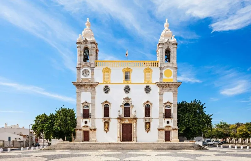Les deux tours-clochers de l'église de Faro.