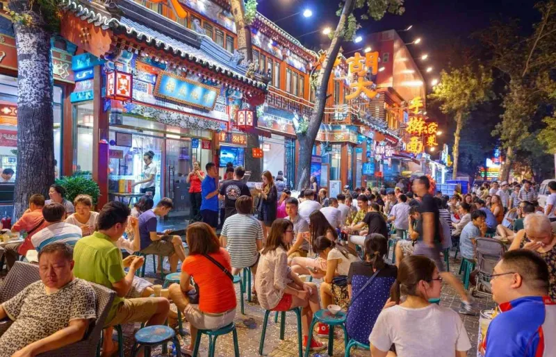 foule dense dans la rue Guijie à Pékin