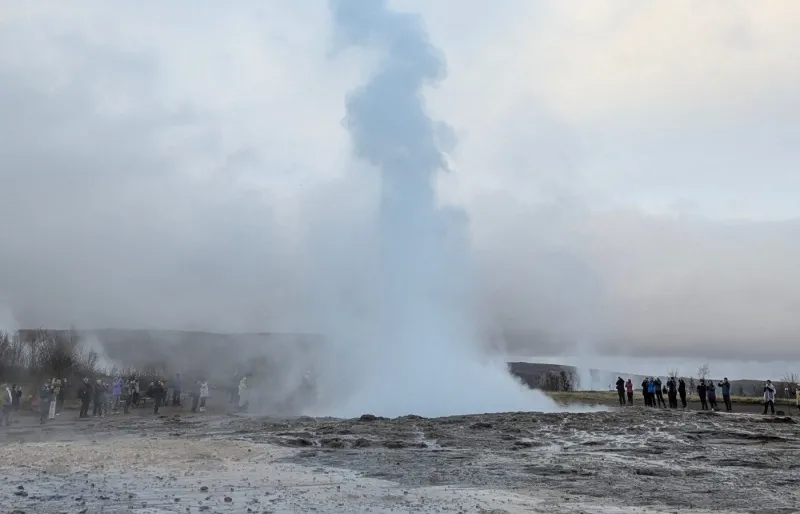 Le geyser Strokkur en Islande. 