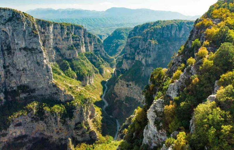 Gorges profondes de Vikos dans le parc national de Vikos-Aoös en Grèce