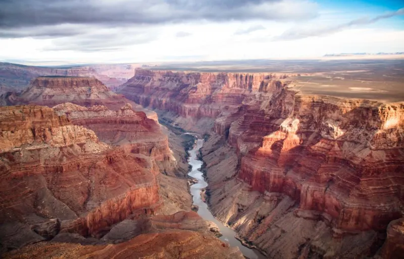 Vue du ciel du Grand Canyon creusé par le fleuve Colorado