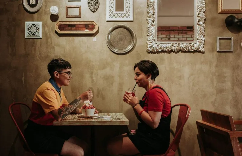 Couple dîne dans un restaurant au Chili en soirée