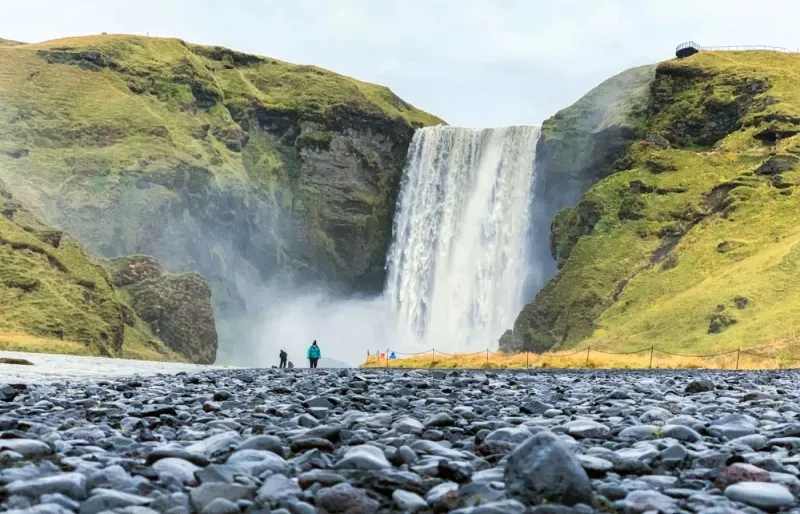 L'impressionnante cascade de Skógafoss.
