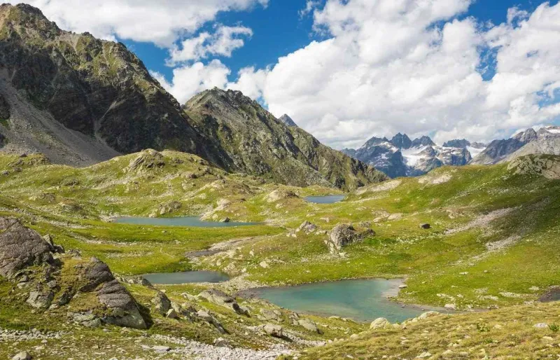 Plateau des lacs de Macun dans l’Engadine avec vue sur la chaîne de Verstancla