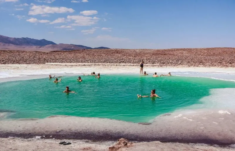 Personnes flottant dans les lagunes de Baltinache, désert d’Atacama