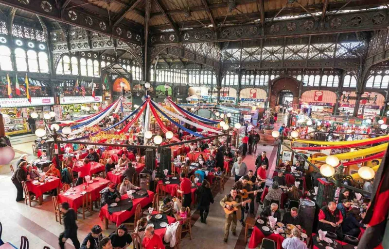 Marché central de Santiago avec stands et commerçants