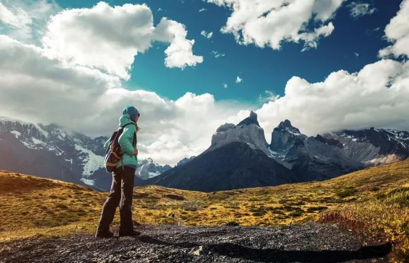 Femme marchant dans le parc national Torres del Paine en Patagonie chilienne