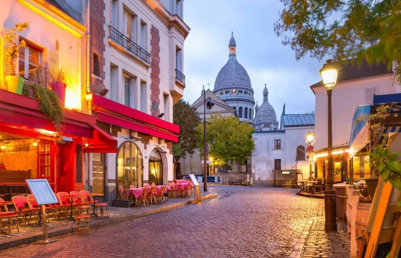 De Montmartre à Notre-Dame, Paris respire le romantisme.