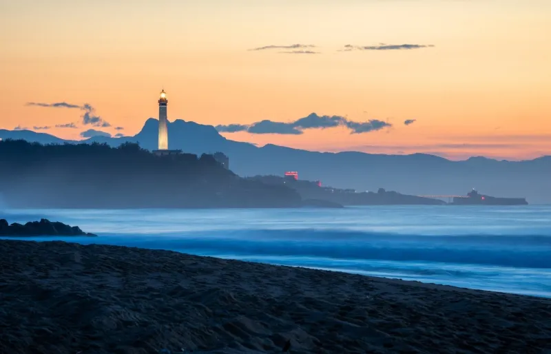 Plage d’Anglet au coucher du soleil, spot de surf au Pays basque