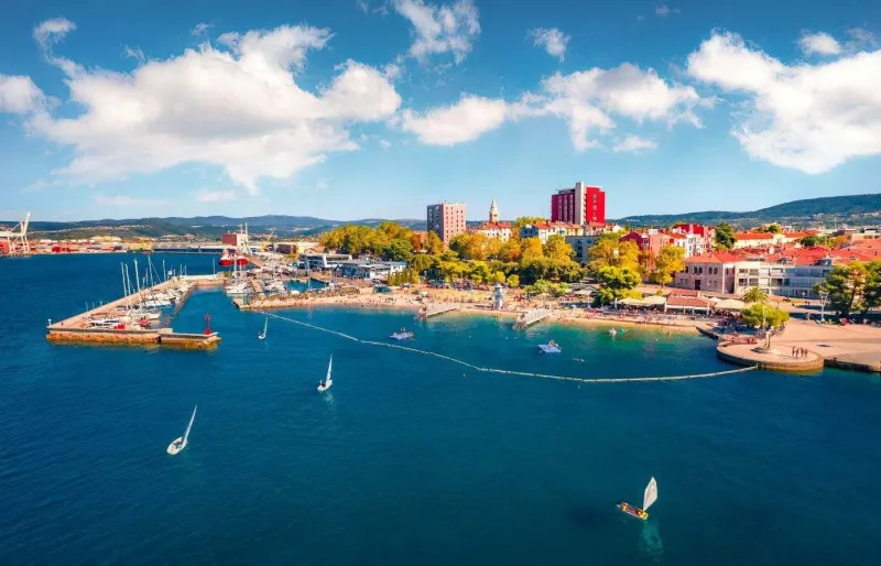 front de mer de Koper en Slovénie avec zones de baignade en Adriatique