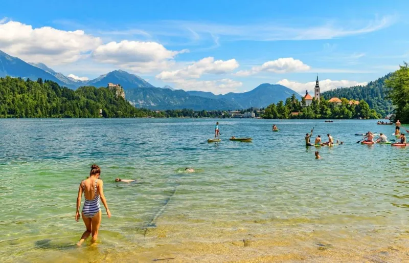 Grajska plaža au lac de Bled en Slovénie, plage avec vue sur le château de Bled