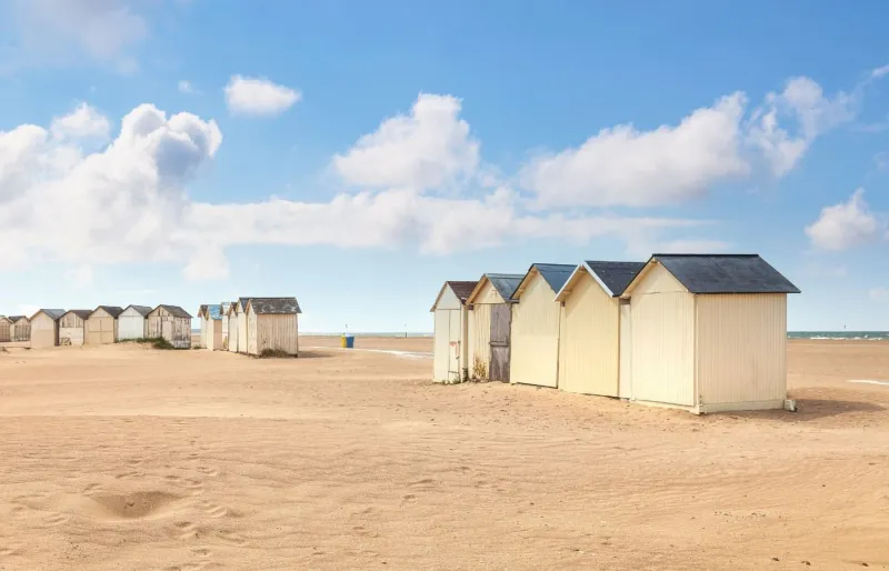 Plage d’Ouistreham en Normandie, longue plage de sable sur la Manche