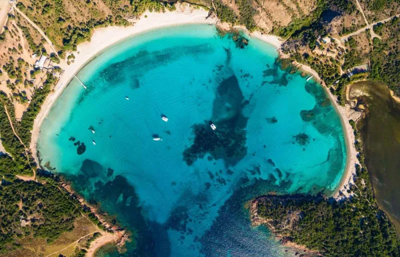 Une photo aérienne de la plage de Rondinara en Corse.