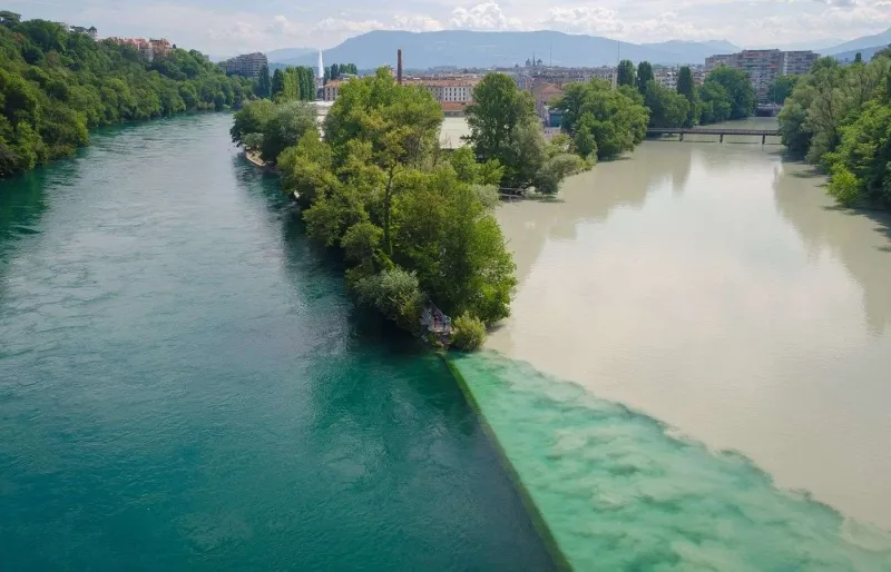 Confluence du Rhône et de l’Arve à la Pointe de la Jonction à Genève, vue depuis le viaduc