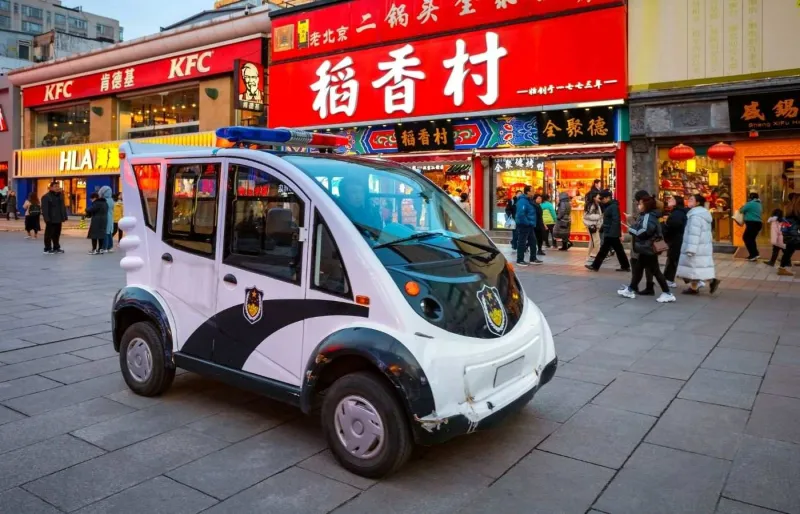 Une voiture de police dans une rue de Pékin.
