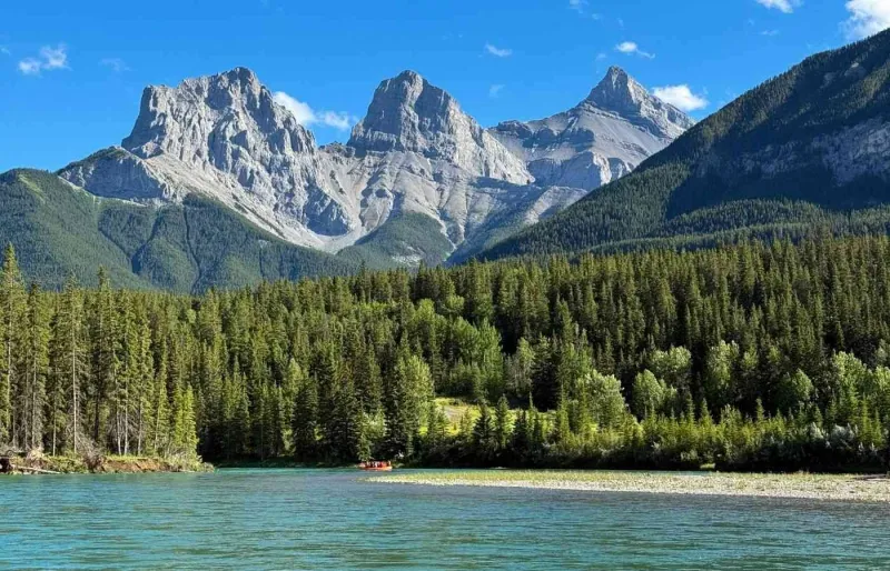 Rafting sur la Bow River dans les Rocheuses canadiennes.