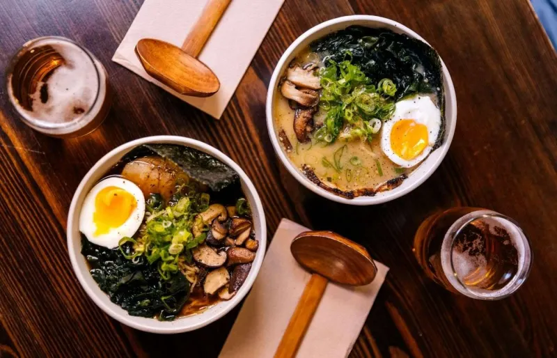 bol de ramen japonais servi avec des nouilles, du bouillon et des garnitures